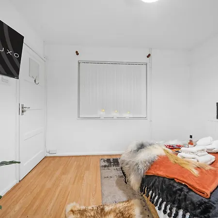 Grovehaus Modern & Spacious 4br House By Altoluxo Short Lets & Serviced With Free Wifi & Parking *