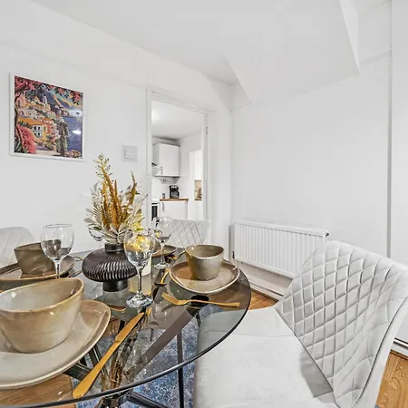 Grovehaus Modern & Spacious 4br House By Altoluxo Short Lets & Serviced With Free Wifi & Parking Apartamento *