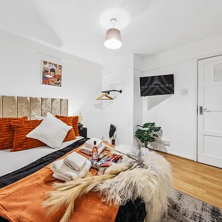 Grovehaus Modern & Spacious 4br House By Altoluxo Short Lets & Serviced With Free Wifi & Parking *