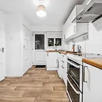 Apartment Grovehaus Modern & Spacious 4br House By Altoluxo Short Lets & Serviced With Free Wifi & Parking *