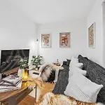 Apartment Grovehaus Modern & Spacious 4br House By Altoluxo Short Lets & Serviced With Free Wifi & Parking *