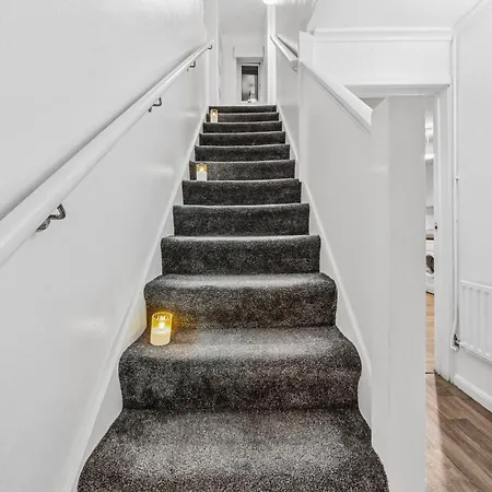 Grovehaus Modern & Spacious 4br House By Altoluxo Short Lets & Serviced With Free Wifi & Parking Appartement *