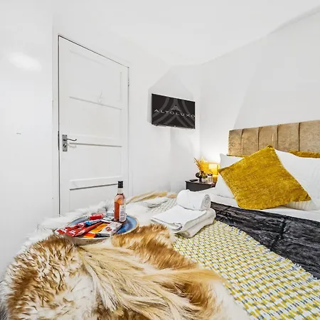 Daire Grovehaus Modern & Spacious 4br House By Altoluxo Short Lets & Serviced With Free Wifi & Parking *