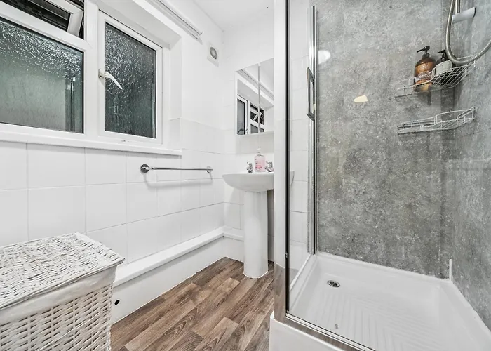 Daire Grovehaus Modern & Spacious 4br House By Altoluxo Short Lets & Serviced With Free Wifi & Parking *