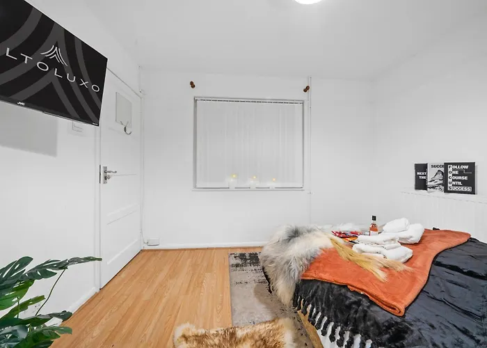 Grovehaus Modern & Spacious 4br House By Altoluxo Short Lets & Serviced With Free Wifi & Parking *