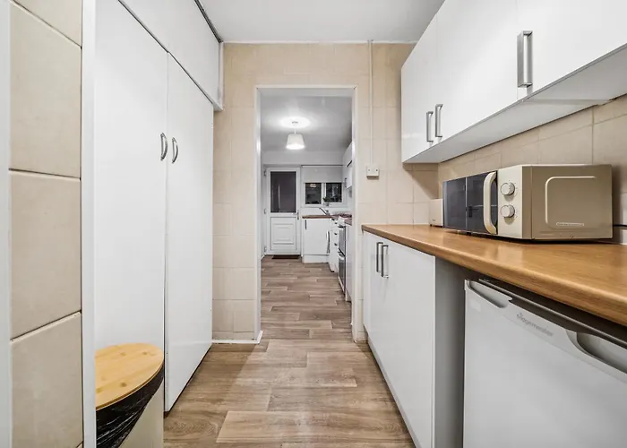 Apartment Grovehaus Modern & Spacious 4br House By Altoluxo Short Lets & Serviced With Free Wifi & Parking