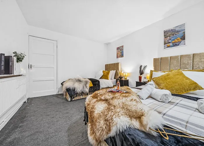 Grovehaus Modern & Spacious 4br House By Altoluxo Short Lets & Serviced With Free Wifi & Parking *