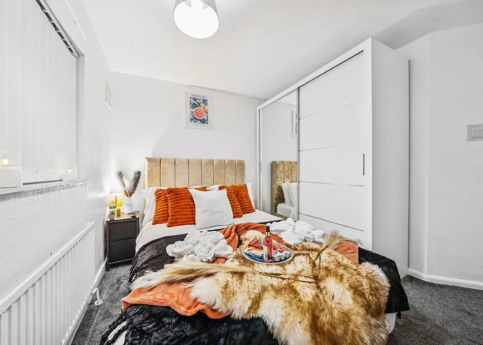 Grovehaus Modern & Spacious 4br House By Altoluxo Short Lets & Serviced With Free Wifi & Parking *