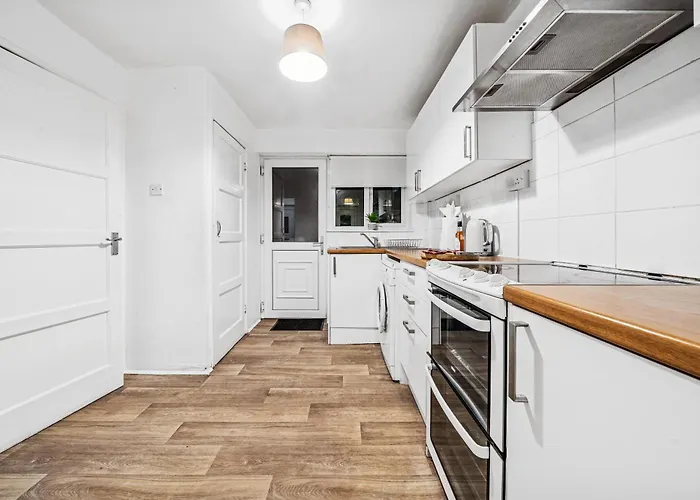 Daire Grovehaus Modern & Spacious 4br House By Altoluxo Short Lets & Serviced With Free Wifi & Parking *