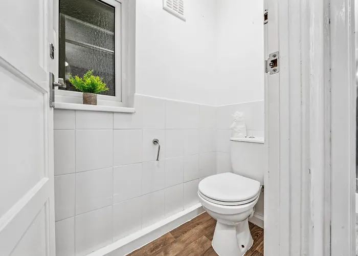 Daire Grovehaus Modern & Spacious 4br House By Altoluxo Short Lets & Serviced With Free Wifi & Parking