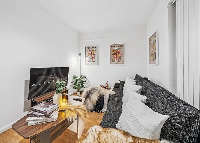 Daire Grovehaus Modern & Spacious 4br House By Altoluxo Short Lets & Serviced With Free Wifi & Parking *