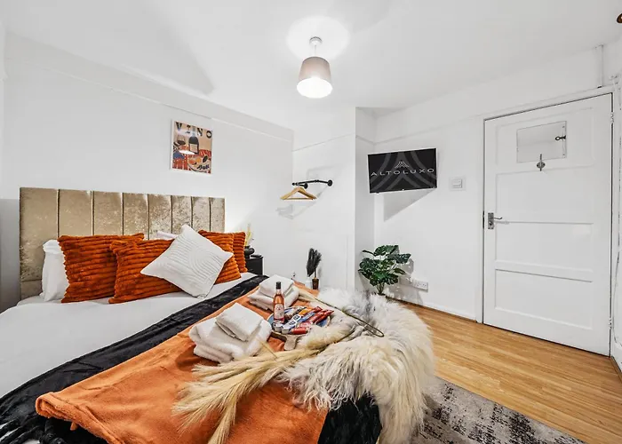 Grovehaus Modern & Spacious 4br House By Altoluxo Short Lets & Serviced With Free Wifi & Parking *