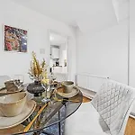 Grovehaus Modern & Spacious 4br House By Altoluxo Short Lets & Serviced With Free Wifi & Parking 아파트 *