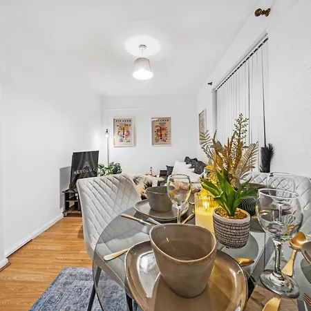 Apartment Grovehaus Modern & Spacious 4br House By Altoluxo Short Lets & Serviced With Free Wifi & Parking Bristol