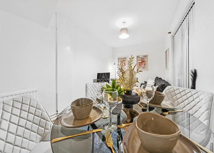 شقة Grovehaus Modern & Spacious 4br House By Altoluxo Short Lets & Serviced With Free Wifi & Parking بريستول