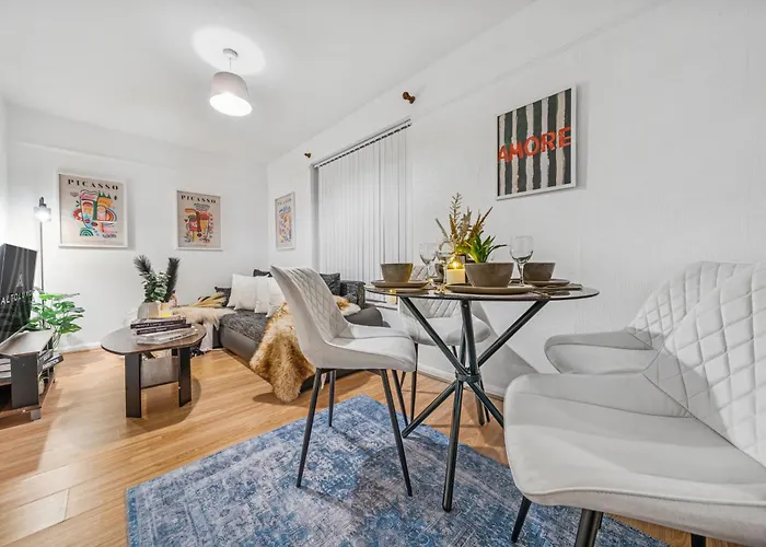 Grovehaus Modern & Spacious 4br House By Altoluxo Short Lets & Serviced With Free Wifi & Parking شقة *