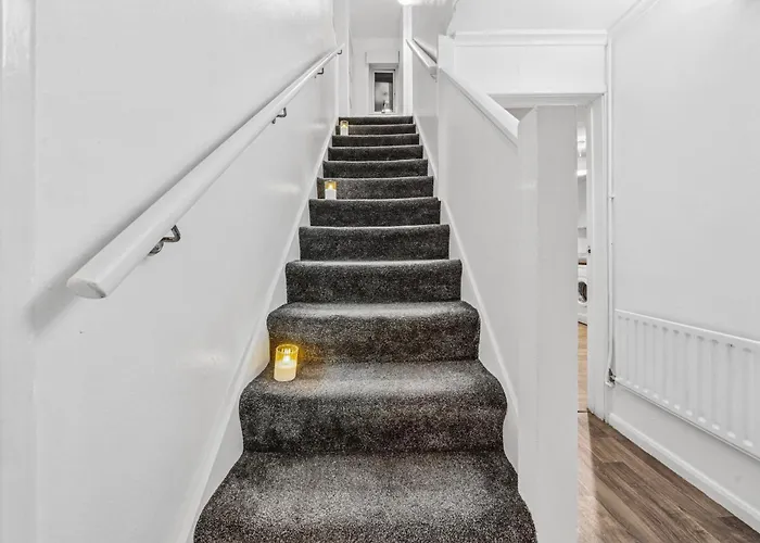 Grovehaus Modern & Spacious 4br House By Altoluxo Short Lets & Serviced With Free Wifi & Parking شقة *