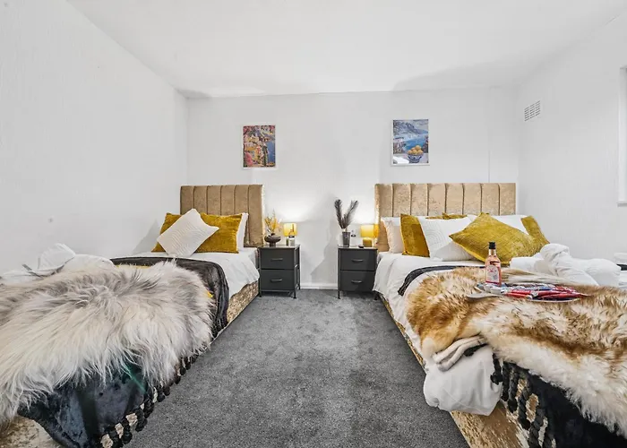 Grovehaus Modern & Spacious 4br House By Altoluxo Short Lets & Serviced With Free Wifi & Parking شقة بريستول